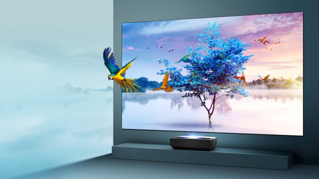 Hisense laser tv met papegaai